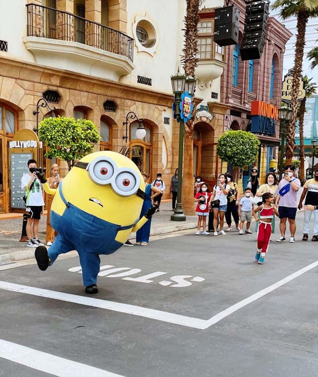 Du khách Việt tại công viên giải trí Universal Studios (Singapore)