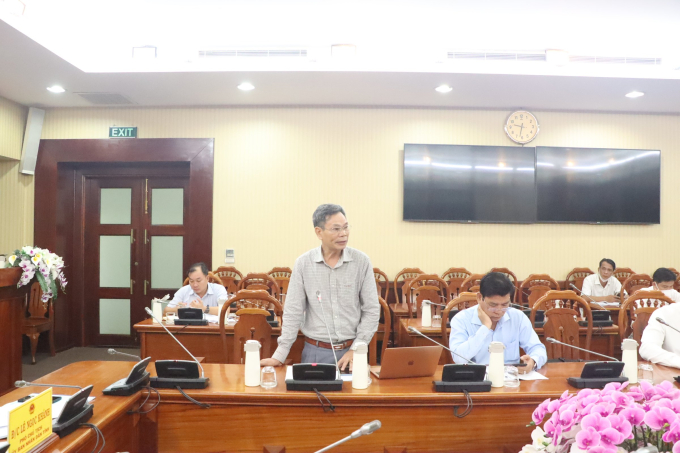 H3: Ông Phạm Hồng Phúc - Phó Giám đốc Sở Tư pháp, Phó Chủ tịch Hội đồng báo cáo tại phiên họp.