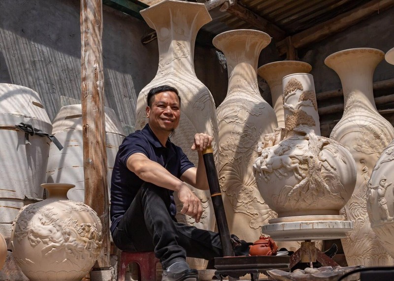 Nghệ nhân Nguyễn Hùng, tên thật là Nguyễn Văn Hùng (sinh năm 1971 ở Liêm Am, Vĩnh Bảo, Hải Phòng). Trong suốt gần 40 năm liên tục đam mê cùng nghề gốm, sau quá trình nghiên cứu và tìm tòi, nghệ nhân Nguyễn Hùng đã có công phát triển hoàn thiện các kỹ thuật chế tác như điêu khắc, đắp nổi, phù điêu, khắc âm bản trên gốm.