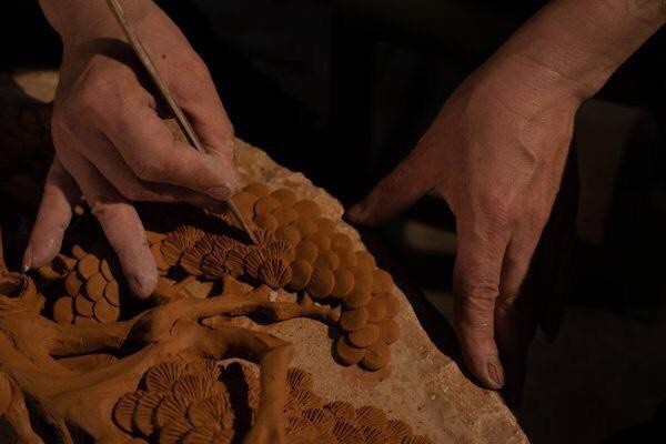 Nghề gốm sứ thường hay vẽ trang trí lên các tác phẩm, điêu khắc, đắp nổi rất hiếm người làm, do nó có độ khó nhất định.