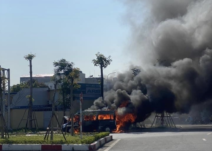 Xe kh&aacute;ch 16 chỗ bất ngờ bốc ch&aacute;y.