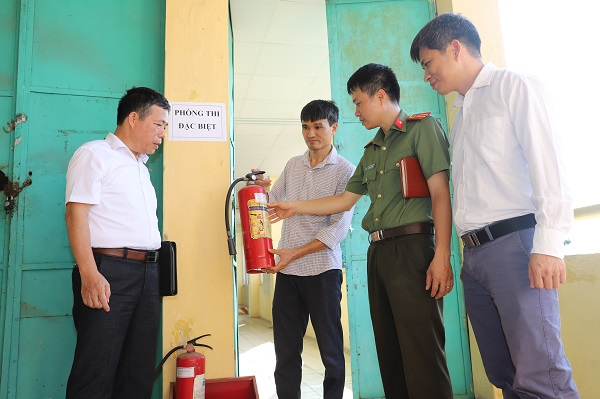 Đoàn kiểm tra các thiết bị phòng cháy, chữa cháy tại Hội đồng thi.