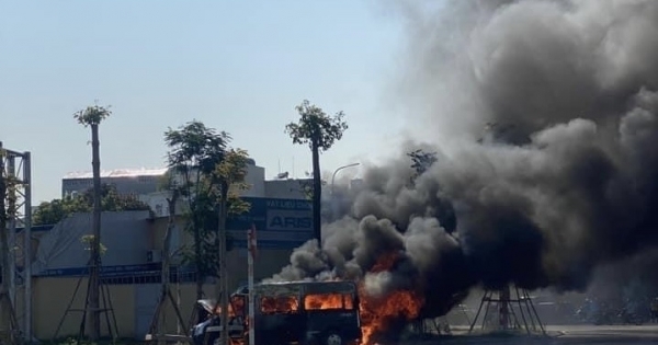 Đang lưu thông, xe khách 16 chỗ bất ngờ bốc cháy