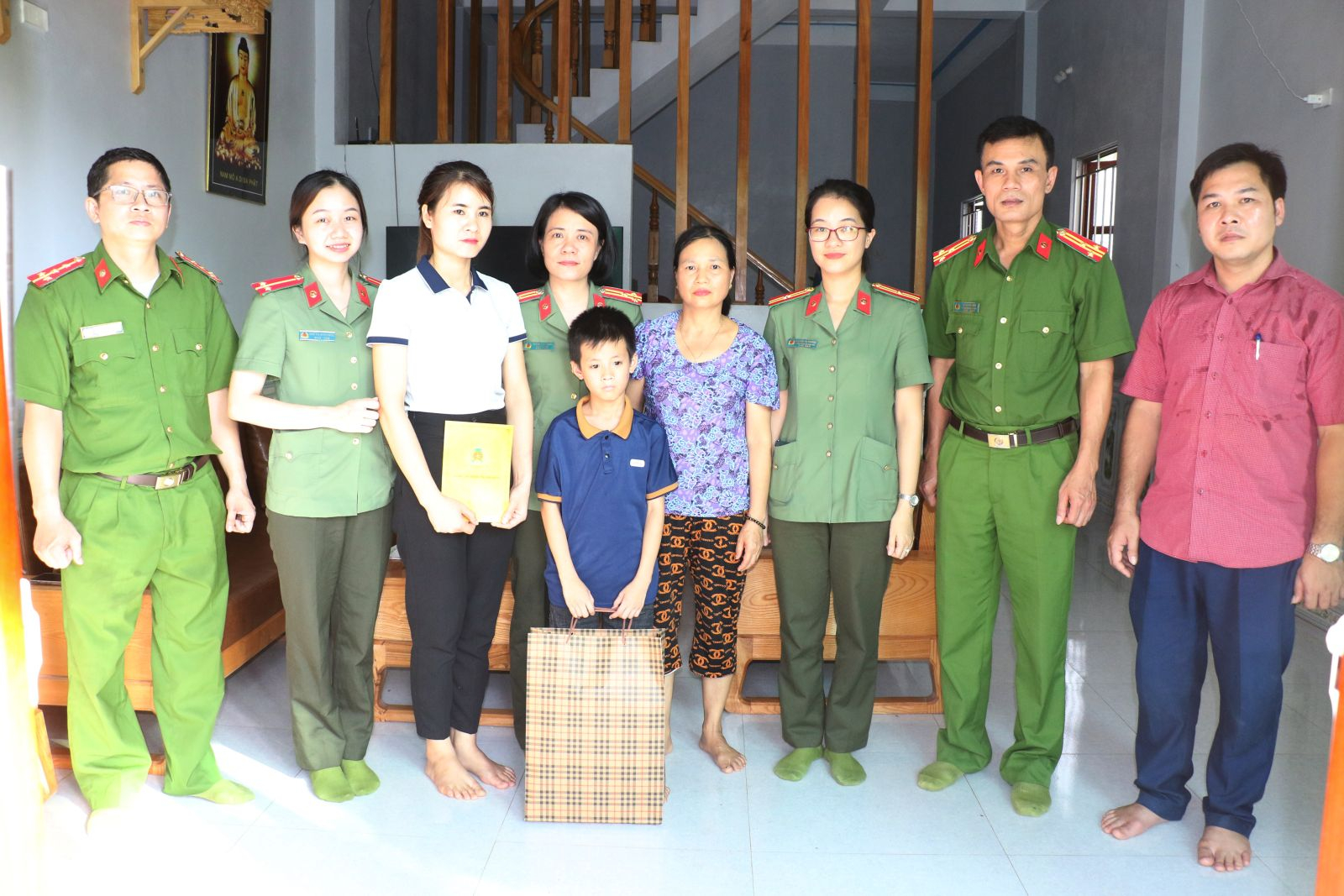 Đoàn công tác thăm hỏi, động viên và tặng quà các gia đình có hoàn cảnh khó khăn. (Ảnh: Công an Thanh Hoá)