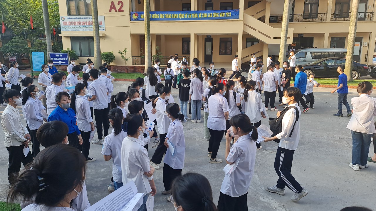 Các thí sinh đến điểm thi Trường THPT  Phả trong buổi thi đầu tiên sáng 1/6.