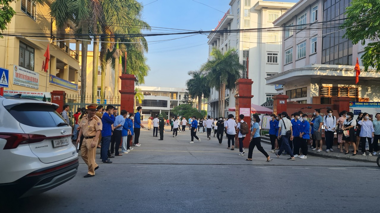 Từ khoảng 6h30 sáng, hầu hết các thí sinh đã có mặt tại các điểm thi. Lực lượng công an, bảo vệ được bố trí quanh khu vực thi, đảm bảo an toàn tuyệt đối cho hội đồng thi và các thí sinh.