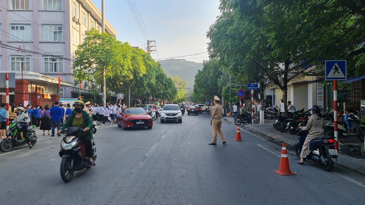 Tại khu vực các điểm thi, có khá đông phương tiện giao thông của phụ huynh đưa đón con đến điểm thi. Tuy nhiên, lực lượng chức năng đã được tăng cường quân số, đảm bảo an ninh trật tự, an toàn giao thông.