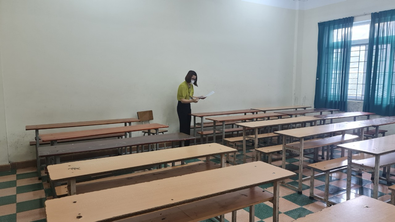 Cán bộ coi thi tiến hành đánh số báo danh cho các sĩ tử đảm bảo đúng thứ tự và khoảng cách.