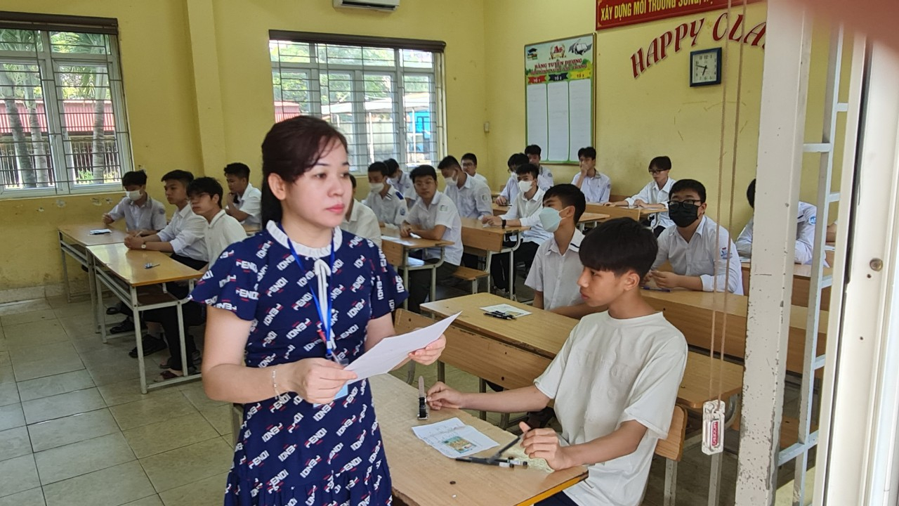 Các cán bộ làm công tác coi thi phổ biến kĩ càng quy chế thi cho các thí sinh trước giờ thi.