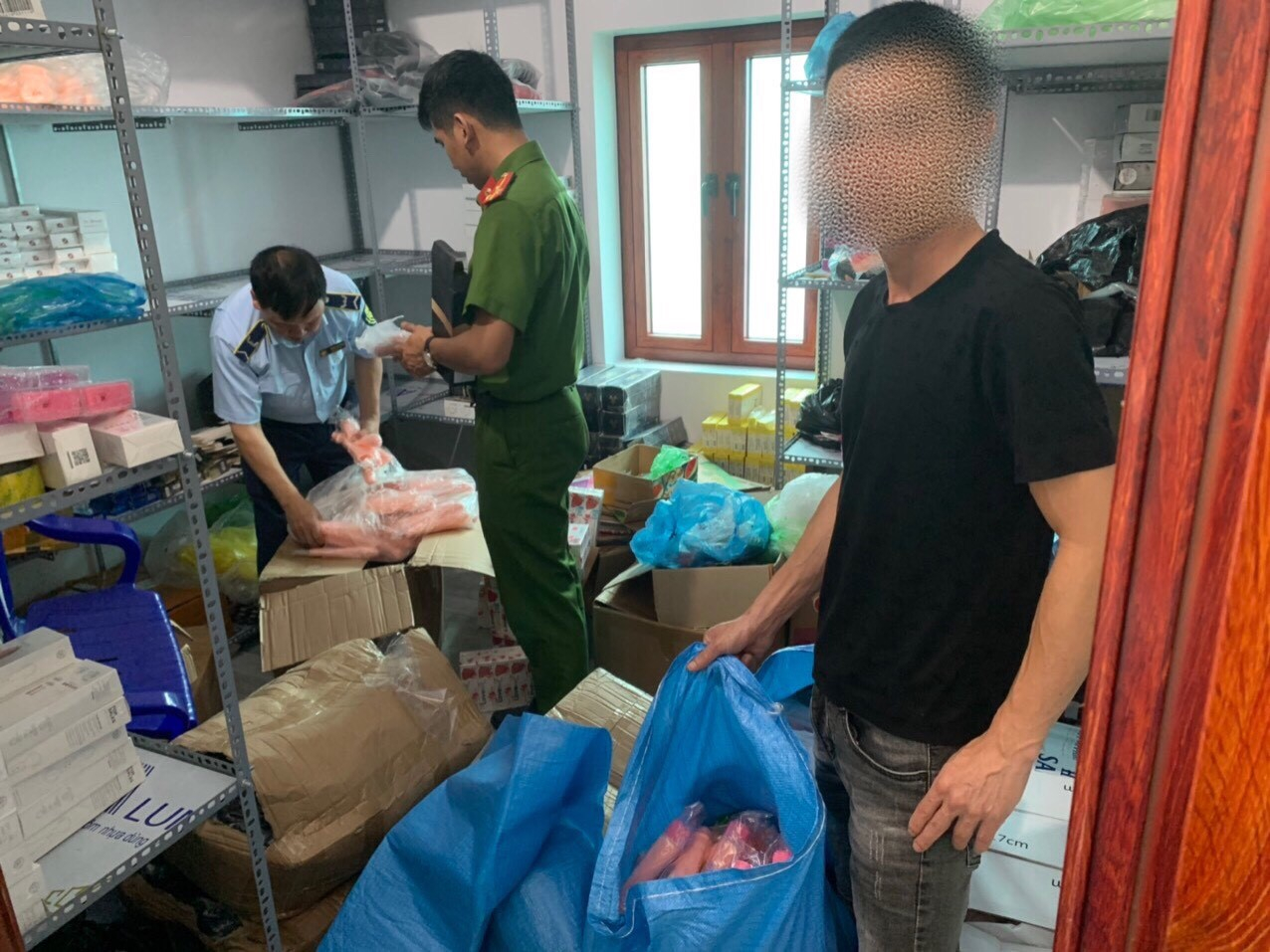 luc-luong-chuc-nang-kiem-tra-tai-kho-hang-chua-do-choi-kich-duc-cua-p.d.b