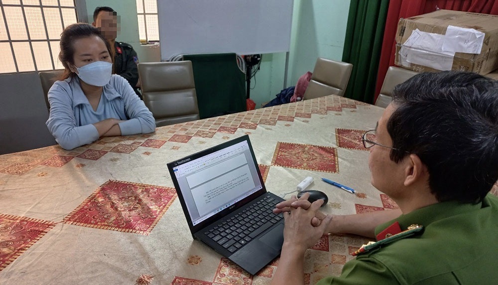 Công an làm việc với các nhân viên y tế tại các phòng khám để phục vụ công tác điều tra.