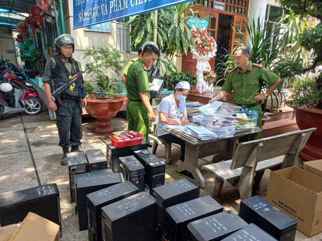 Công an khám xét và thu giữ nhiều tài liệu, máy móc tại phòng khám đa khoa Tam Đức, phường Tân Hiệp. Ảnh: