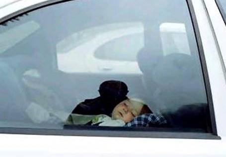 Ba bố con bật điều hòa ngủ trong ô tô, một người tử vong