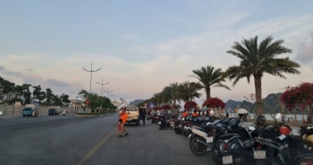 Quảng Ninh: Người dân vô tư lấn chiếm vỉa hè, lòng đường làm nơi đỗ xe