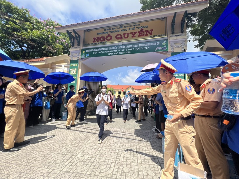 Thí sinh hoàn thành môn thi Ngữ văn sáng 2/6,