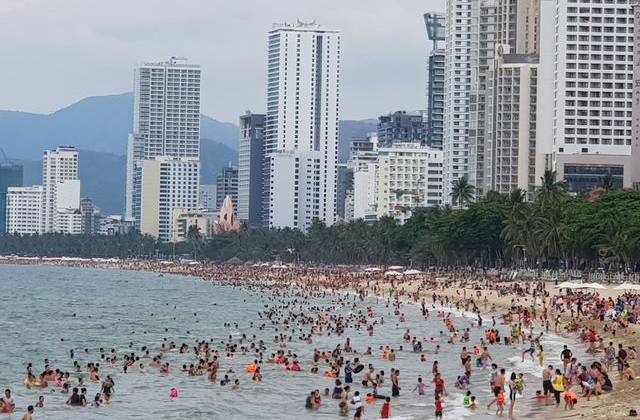 Bãi biển Nha Trang ken kín người trước ngày lễ lớn 30/4