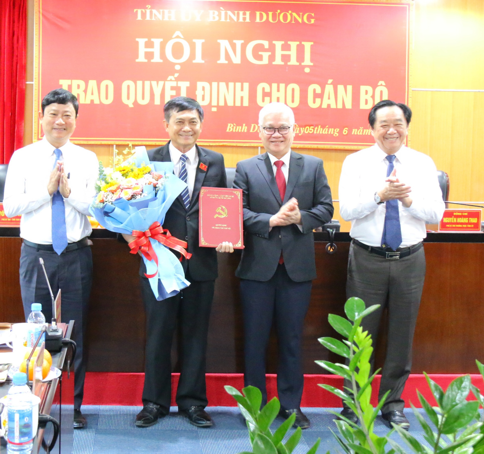 L&atilde;nh đạo tỉnh B&igrave;nh Dương trao quyết định cho &ocirc;ng Nguyễn Văn Lộc. (Ảnh: Hồ Văn)