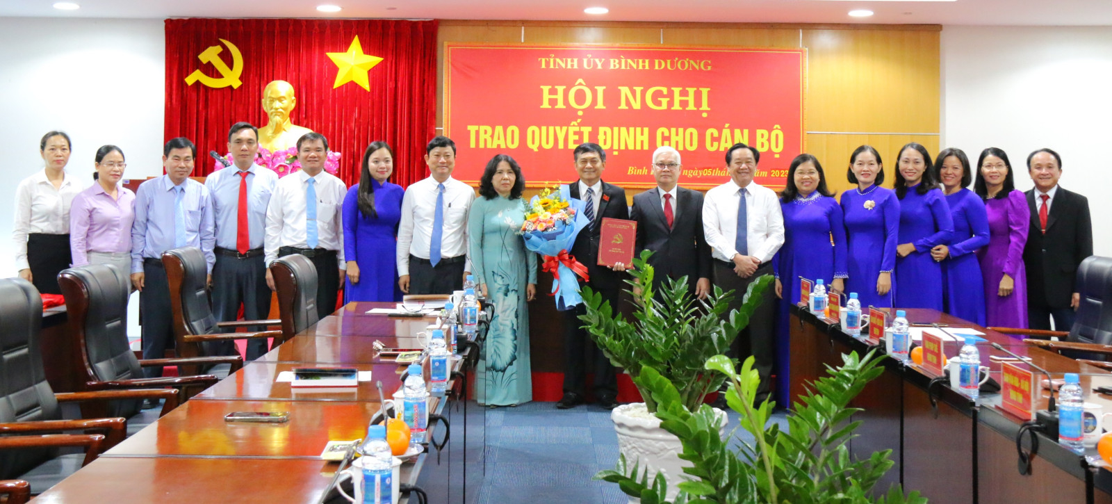 Thường trực Tỉnh uỷ ch&uacute;c mừng c&aacute;n bộ nhận c&ocirc;ng t&aacute;c mới. (Ảnh: Hồ Văn)