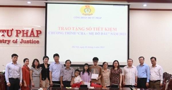 Công đoàn Bộ Tư pháp trao sổ tiết kiệm 40 triệu đồng cho 4 cháu mồ côi