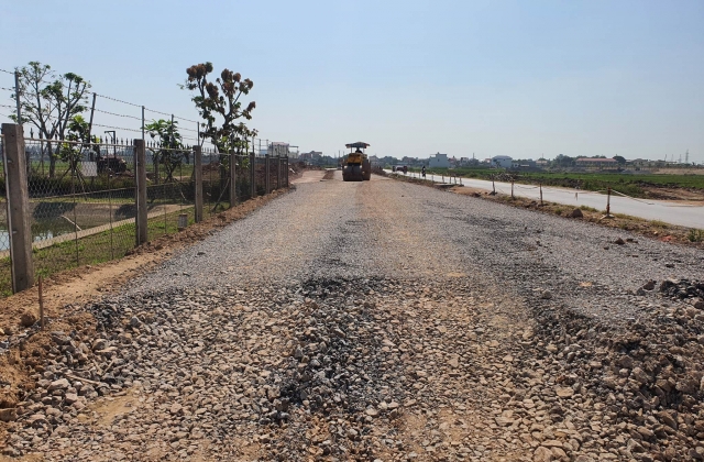 Người d&acirc;n lo lắng v&igrave; đường gom dự &aacute;n n&acirc;ng cấp Ql 7A cao &ldquo;bất thường