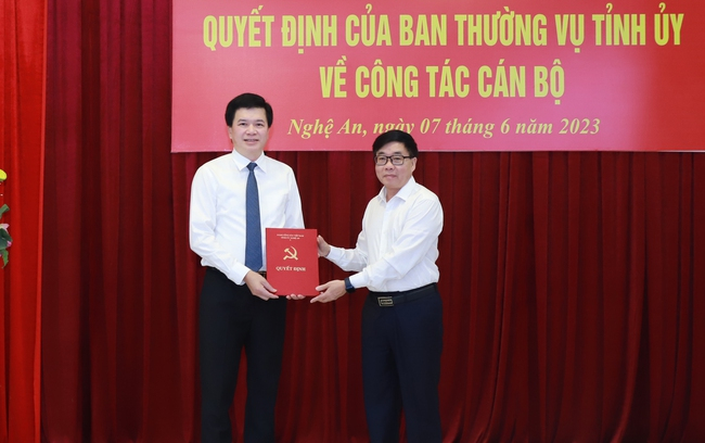 Ông Nguyễn Văn Thông - Phó Bí thư Thường trực Tỉnh ủy Nghệ An trao quyết định bổ nhiệm ông Nguyễn Đình Hùng giữ chức Chánh văn phòng Tỉnh ủy Nghệ An. Ảnh: Thành Duy