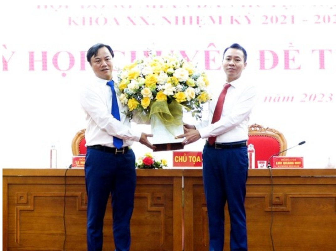 Trưởng Ban Nội chính Tỉnh ủy Nguyễn Trung Kiên tặng hoa chúc mừng đồng chí Nguyễn Ngọc Anh - Phó Bí thư Huyện ủy, Chủ tịch UBND huyện Hạ Hòa.