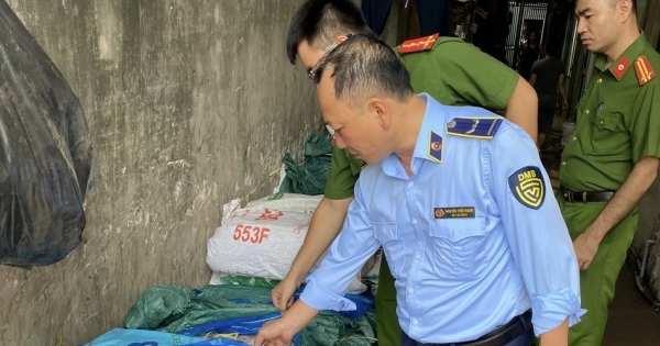 Tạm giữ gần 01 tấn cánh gà không rõ nguồn gốc