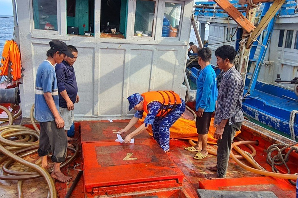 Tổ công tác Cục Nghiệp vụ và Pháp luật Cảnh sát biển kiểm tra, niêm phong toàn bộ số dầu trái phép.