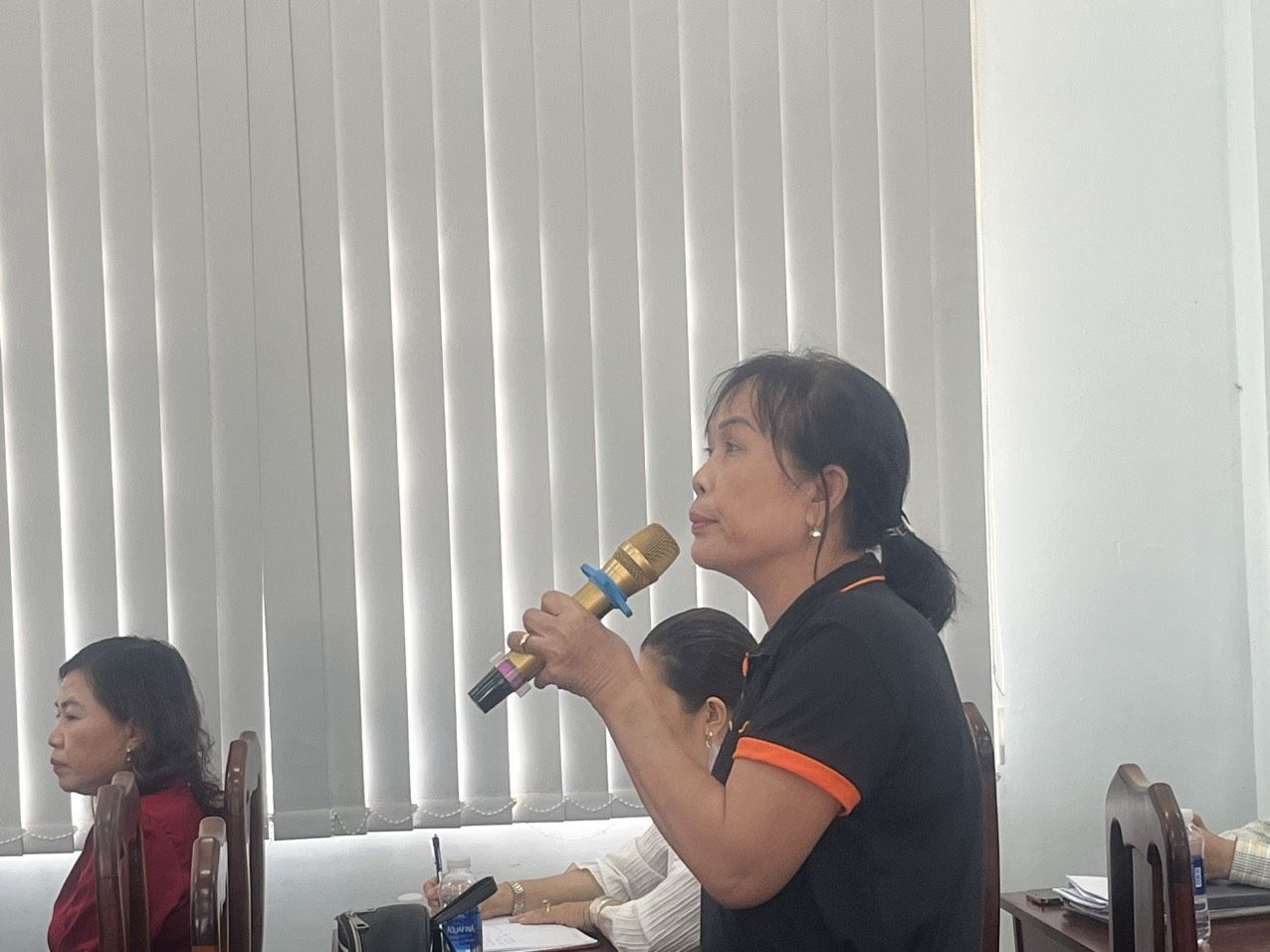 Cử tri Nhơn Trạch n&ecirc;u &yacute; kiến tại buổi tiếp x&uacute;c.