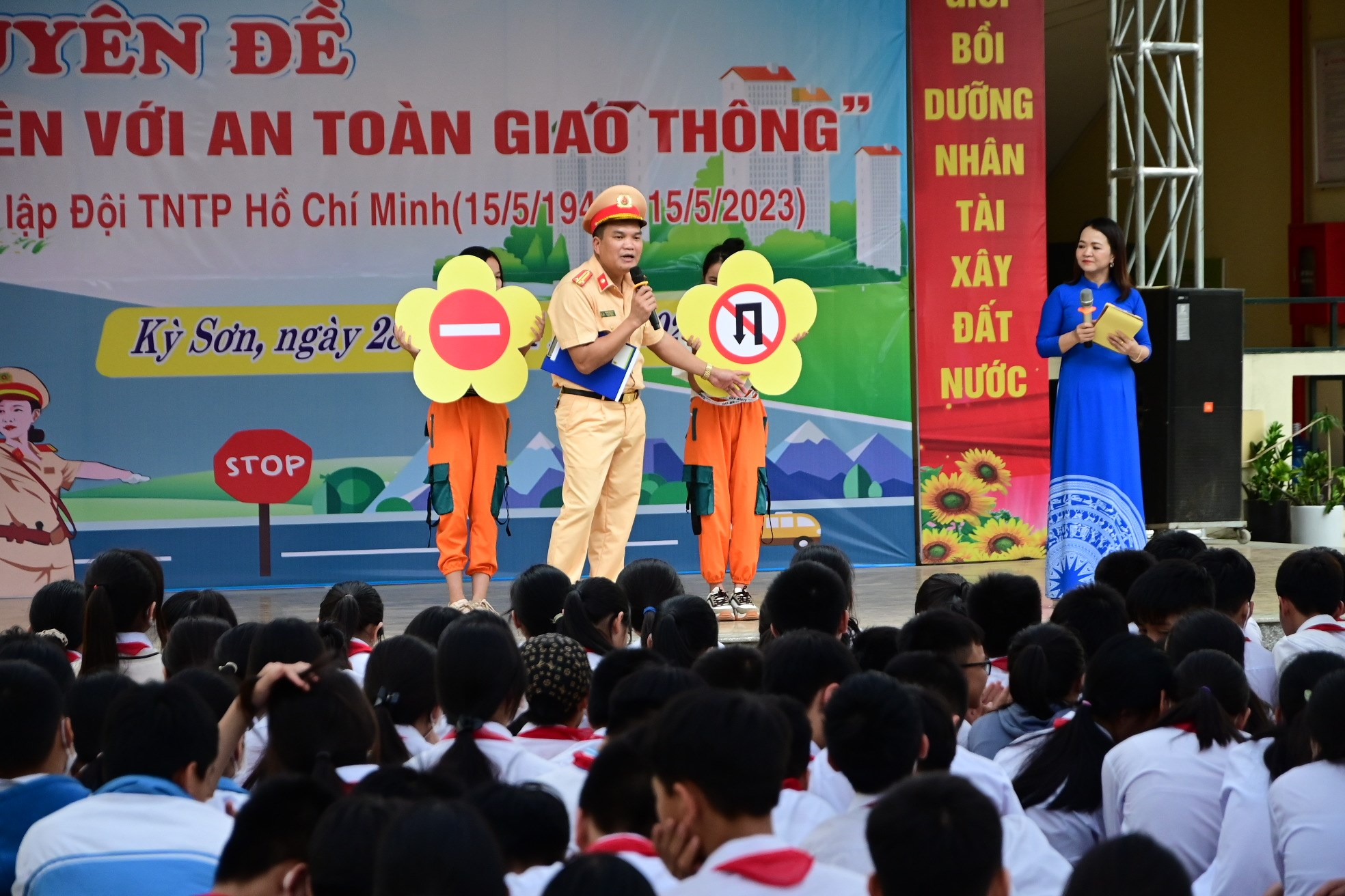 Lực lượng CSGT tuyên truyền về trật tự an toàn giao thông.