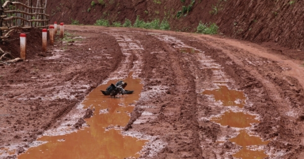 Điện Biên: Ngao ngán với tuyến đường 80 tỷ đang chuẩn bị bàn giao đã... nát như tương