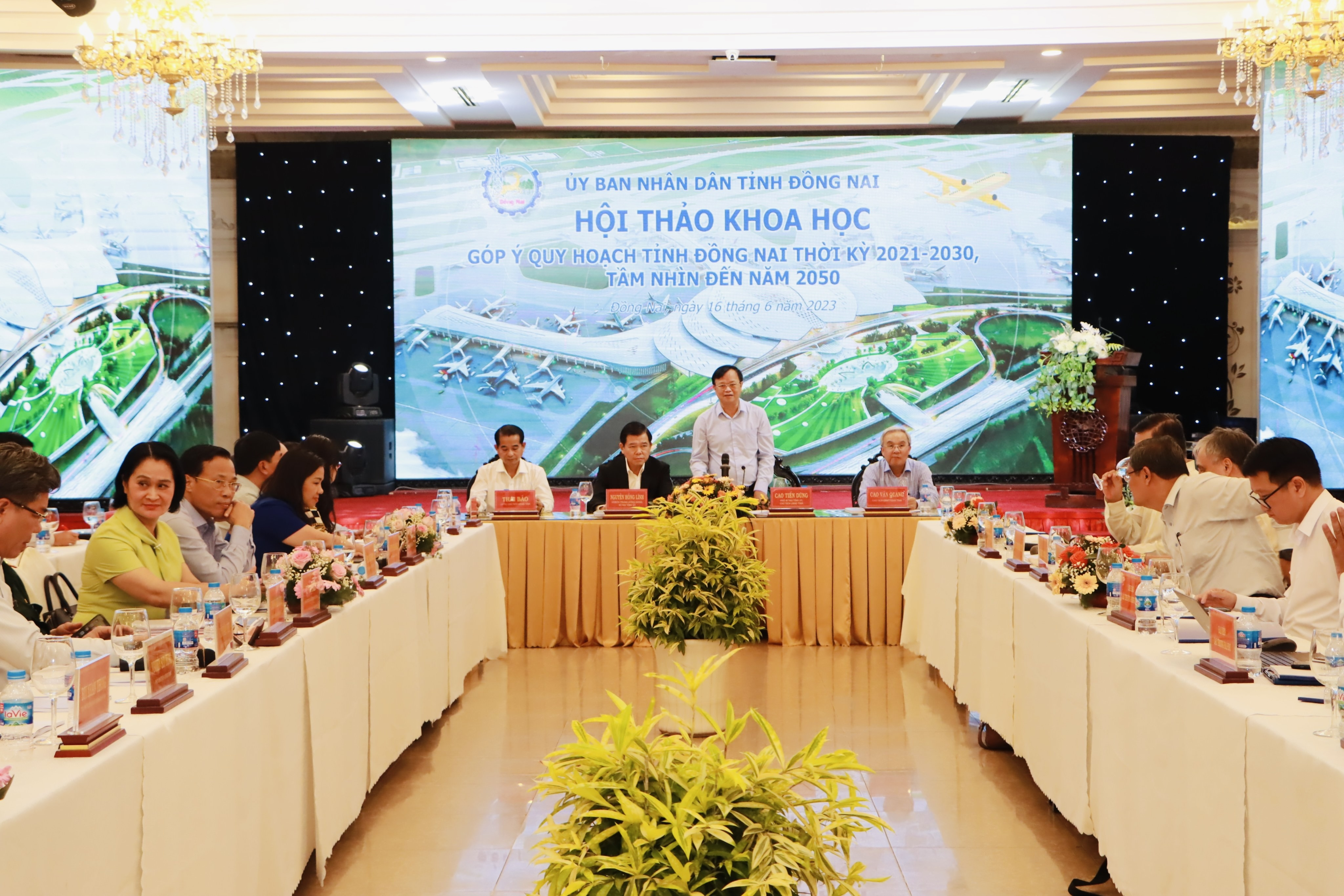 Chủ tịch UBND tỉnh Cao Tiến Dũng phát biểu tại hội thảo.