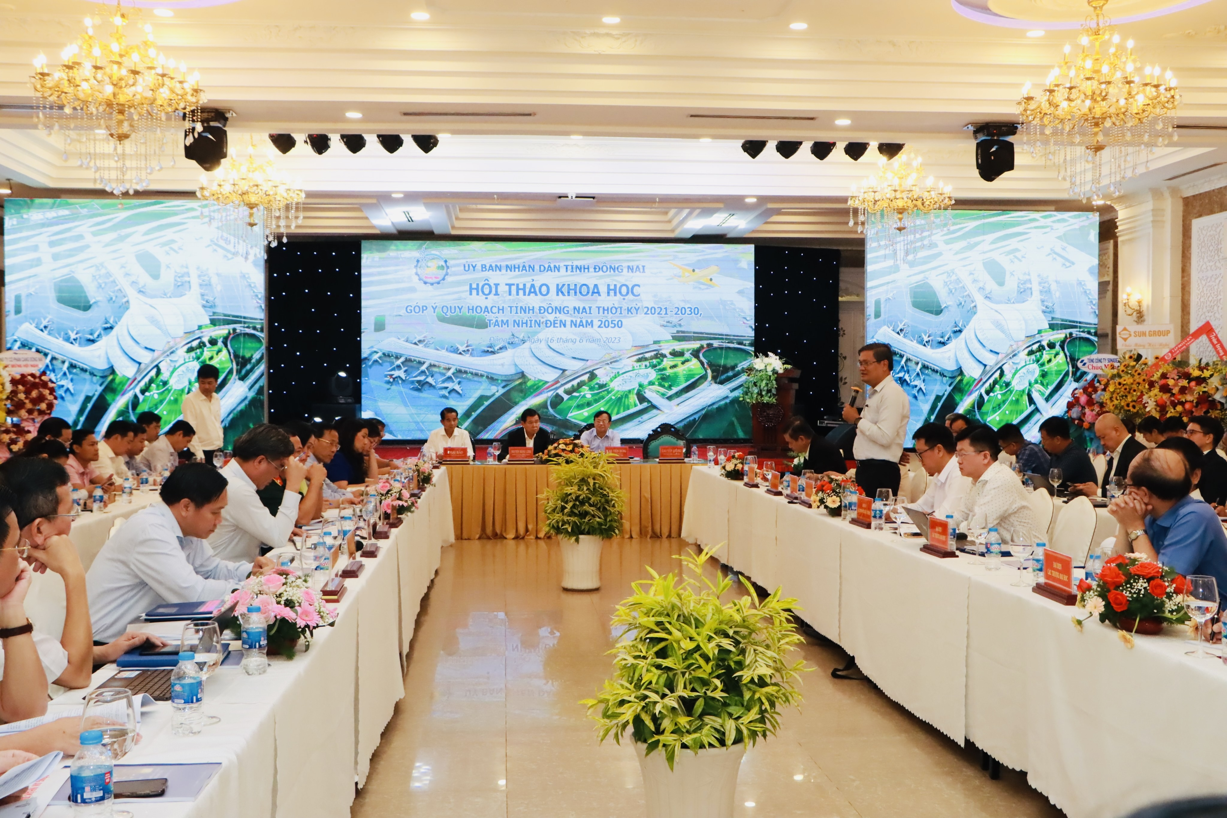 Các chuyên gia, nhà khoa học đóng góp ý kiến tại hội thảo.