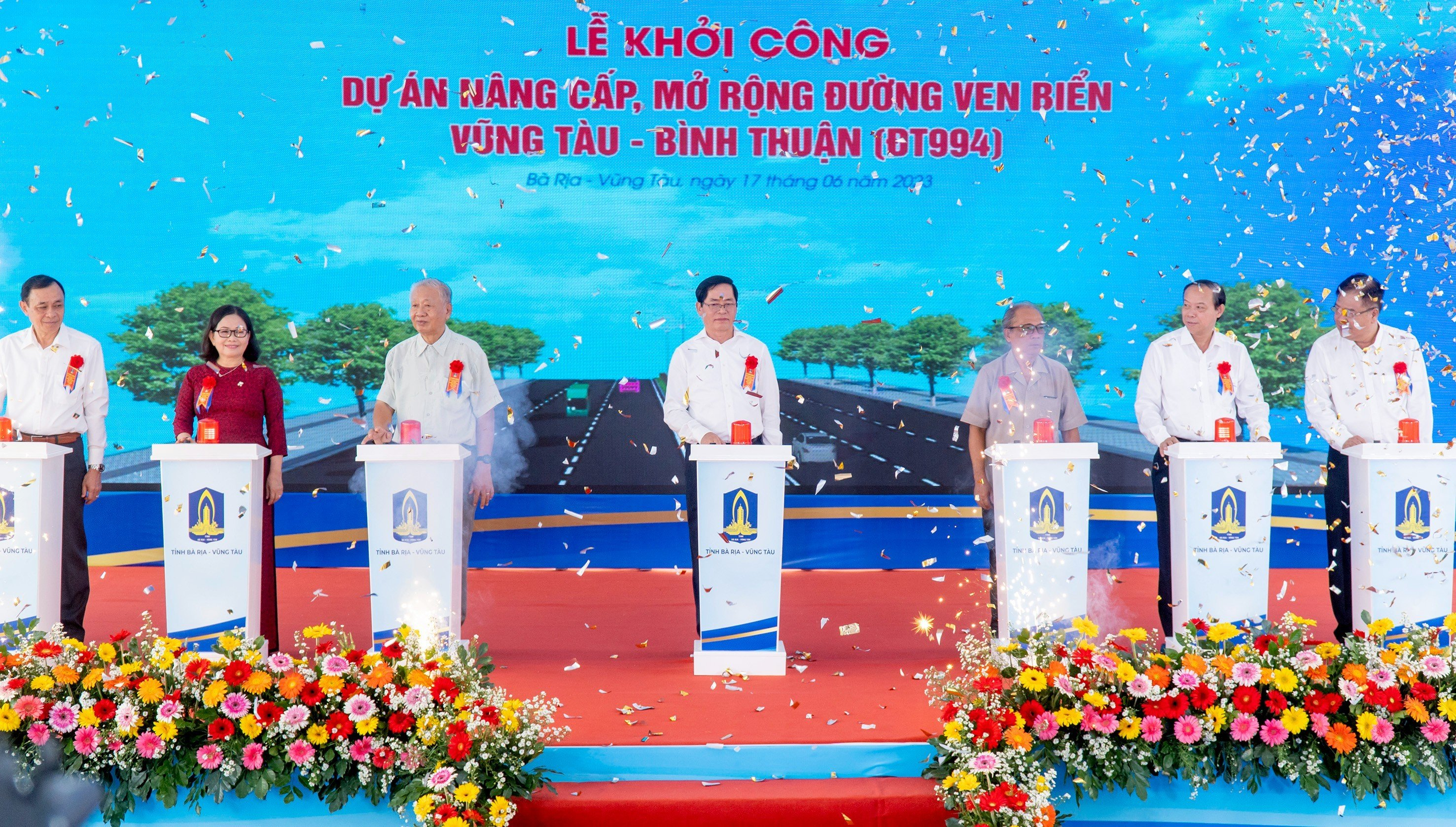 Lãnh đạo, nguyên lãnh đạo tỉnh bấm nút khởi công dự án.