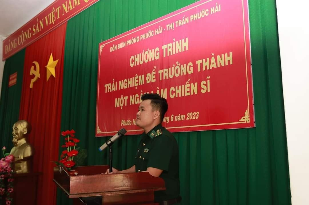 Cán bộ Bộ đội Biên phòng ôn lại truyền thống lịch sử.