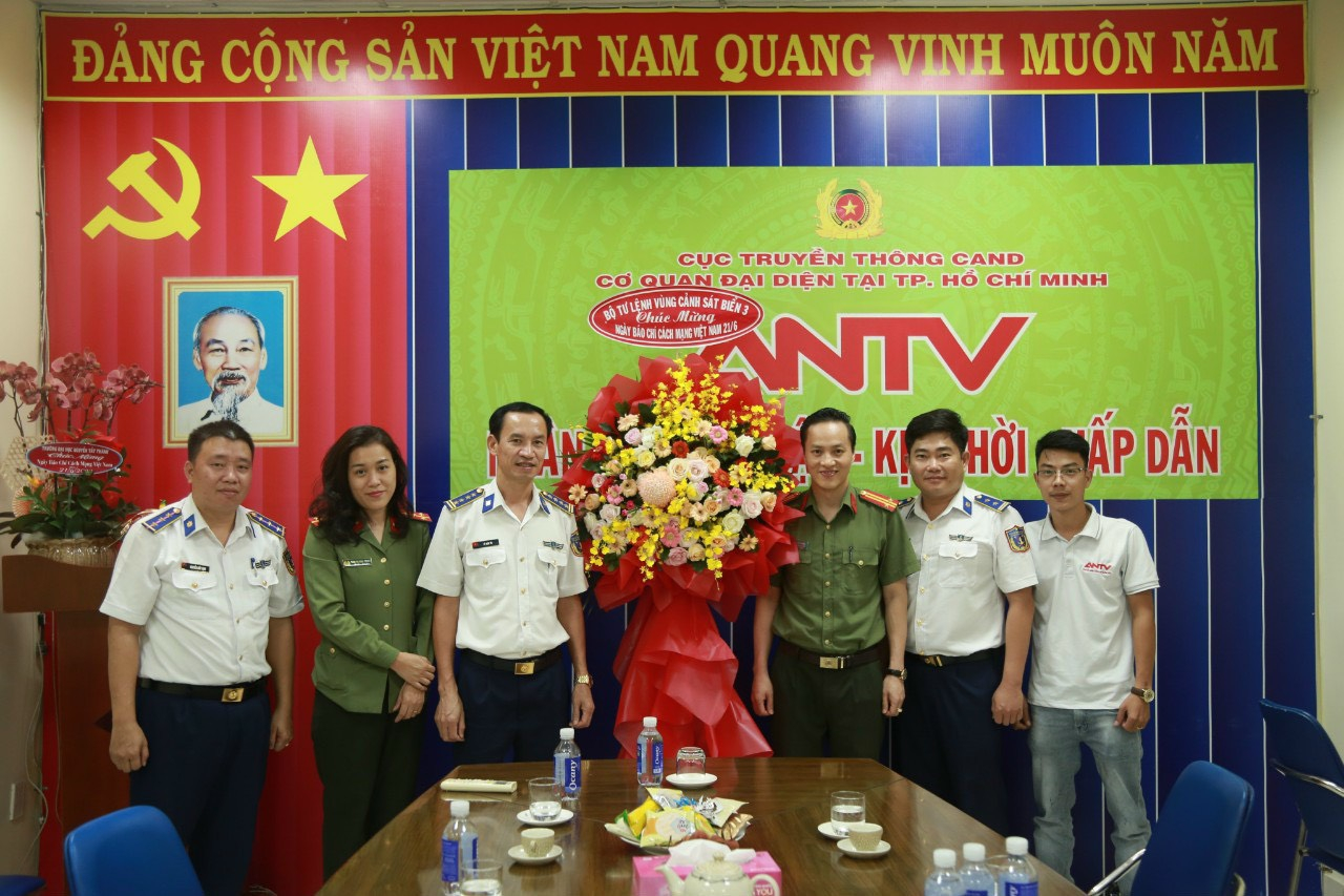 Đoàn công tác thăm và chúc mừng tại truyền hình ANTV.