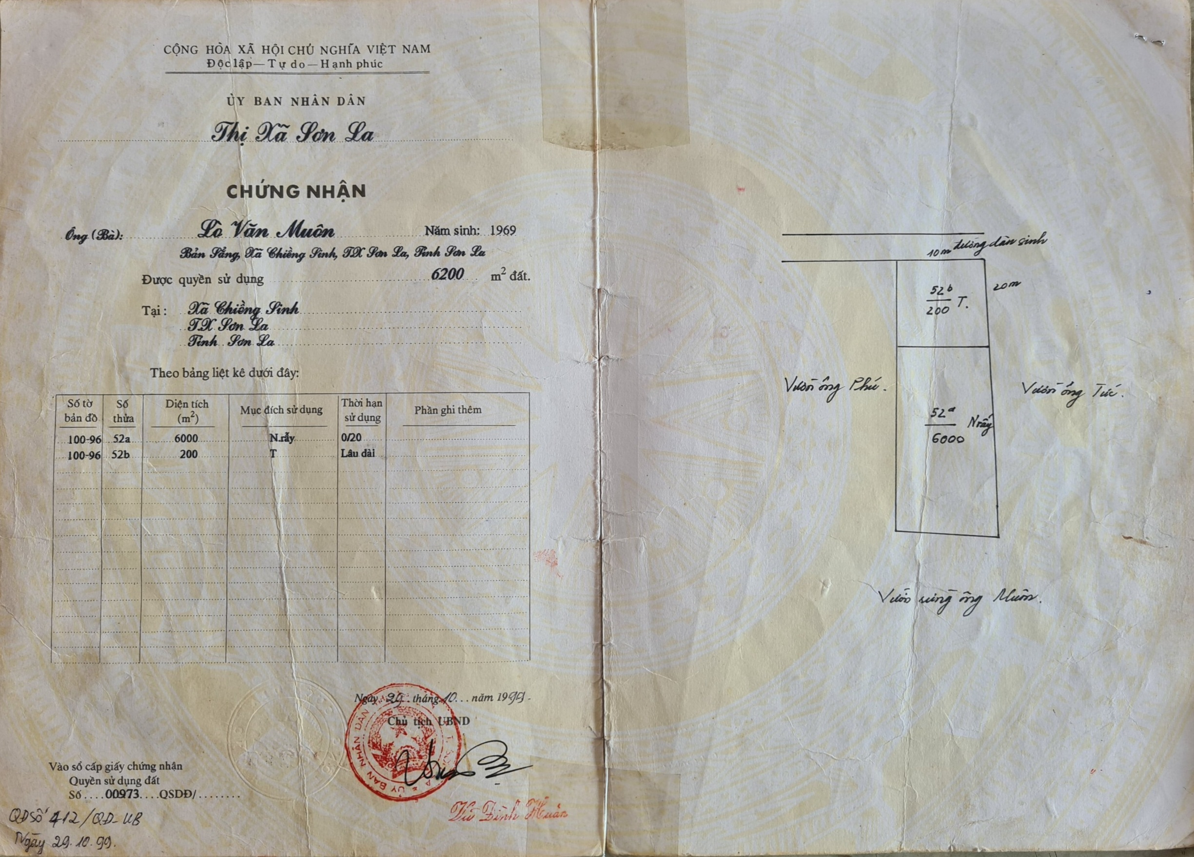 Giấy chứng nhận quyền sử dụng đất số P829850 theo quyết định số 412/QD-UV ngày 29/10/1999 với diện tích là 6200m2 tại xã Chiềng Sinh ( thị xã Sơn La cũ, nay là thành phố Sơn La, tỉnh Sơn La) cấp cho ông Lò Văn Muôn: trong đó có 200m2 đất ở lâu dài thuộc thửa đất số 52B tờ bản đồ số 100-96 và 6000m2 đất nương rẫy thuộc thửa đất số 52A.