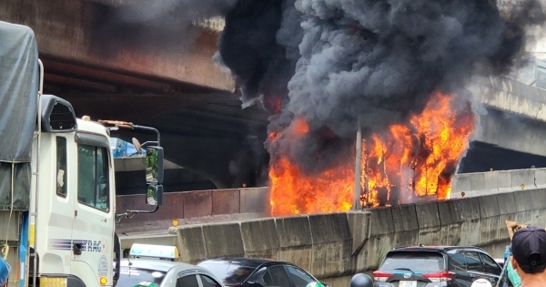 Xe buýt bất ngờ bốc cháy ngùn ngụt trên đường vành đai 3