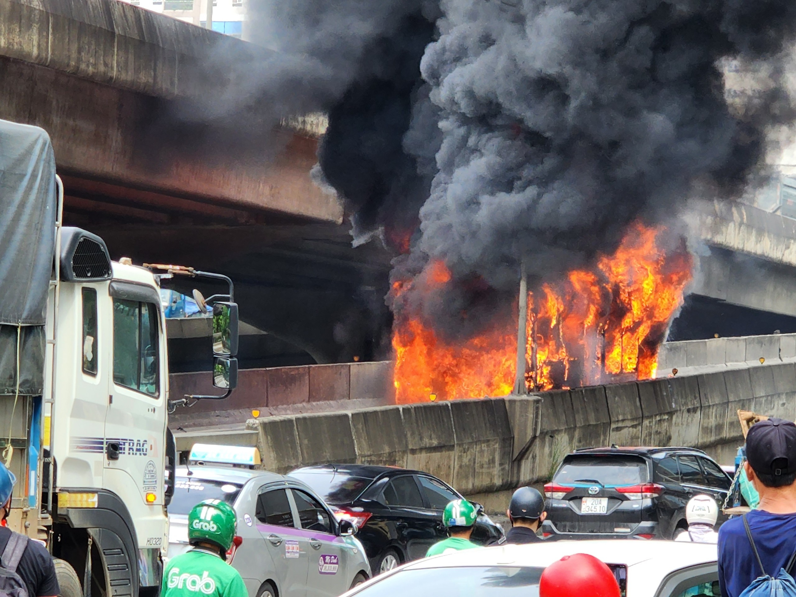 Xe buýt bốc cháy dữ dội.