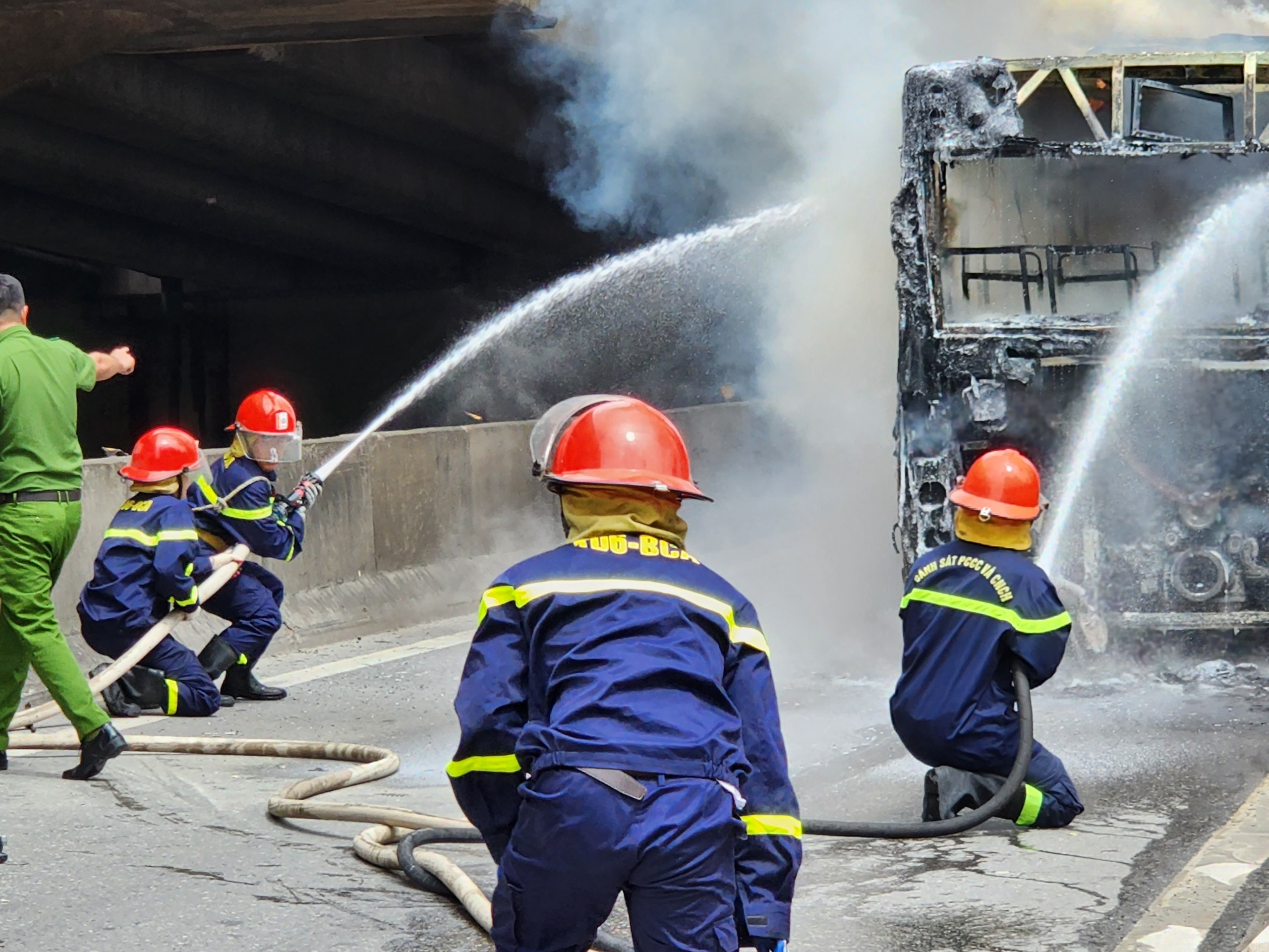 Chỉ trong thời gian ngắn xe buýt cháy chỉ còn lại khung.