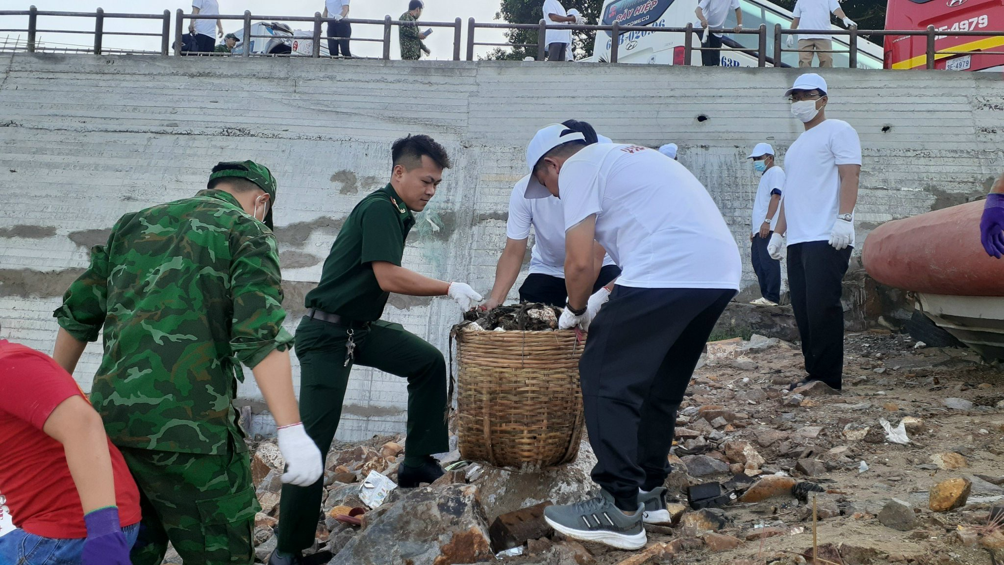 Rác được chuyển lên các điểm tập kết để xử lí (Hình: Quang Anh)