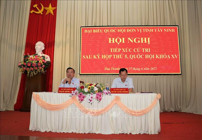 C&aacute;c đại biểu quốc hội lắng nghe nghi nhận &yacute; kiến, kiến nghị của cử tri (Ảnh: TTXVN)