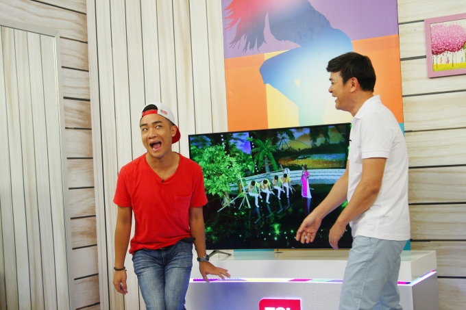 ​Đỗ Duy Nam đ&atilde; khiến cả &ecirc; k&iacute;p buồn cười khi li&ecirc;n tục giả tiếng cười với &aacute;nh mắt lu&ocirc;n s&aacute;ng quắc l&ecirc;n rất đặc trưng của Minh Nh&iacute;.