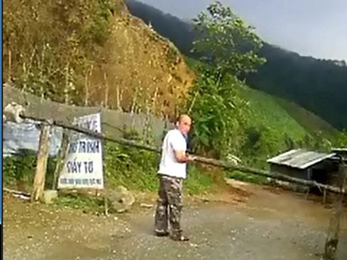 Chốt c&ocirc;ng an canh ph&ograve;ng tại con đường độc đạo dẫn v&agrave;o mỏ P&aacute;c Lạng (Ảnh: Nam Anh).