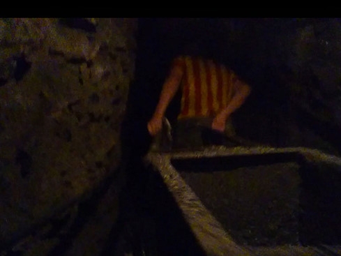 Phu v&agrave;ng k&eacute;o xe đất đ&aacute; lẫn v&agrave;ng từ trong đường hầm s&acirc;u h&agrave;ng chục m&eacute;t ra ngo&agrave;i (Ảnh: H&agrave; An).