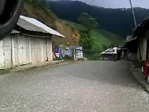 Chốt c&ocirc;ng an canh ph&ograve;ng tại con đường độc đạo dẫn v&agrave;o mỏ P&aacute;c Lạng (Ảnh: Nam Anh).