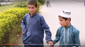 "Những đứa bé mặt trời" mắc bệnh lạ: Ngày vui đùa, đêm bị liệt