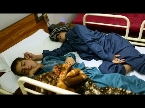 ... nhưng khi mặt trời lặn, 2 em kh&ocirc;ng thể cử động hay n&oacute;i chuyện.