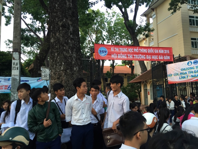 Từ 5h s&aacute;ng, tại điểm thi Đại học S&agrave;i G&ograve;n đ&atilde; c&oacute; rất đ&ocirc;ng th&iacute; sinh v&agrave; phụ huynh