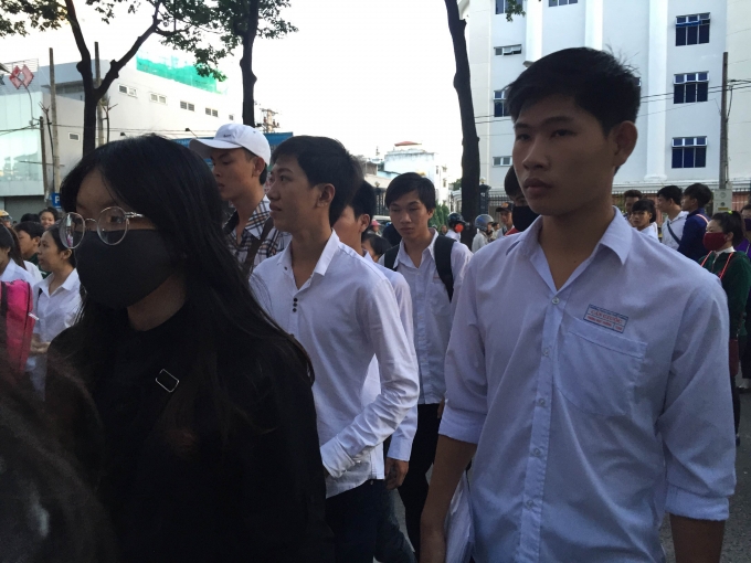 H&ocirc;m nay l&agrave; ng&agrave;y thi đầu ti&ecirc;n n&ecirc;n nhiều th&iacute; sinh rất lo lắng, hồi hộp